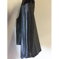 Ldervest sort. Kan udvides.