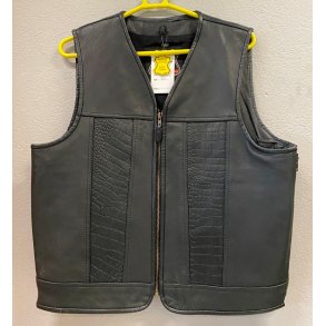 Ldervest sort med lynls og plain ryg. Kraftig lder.