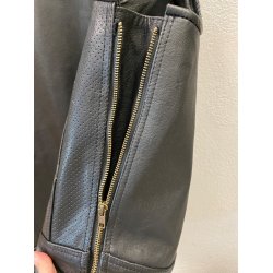 Ldervest sort med lynls og plain ryg. Kraftig lder.