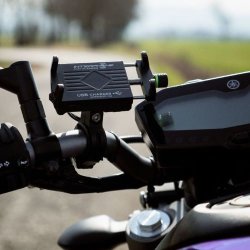 Universal Mobilholder til styrmontering med USB port